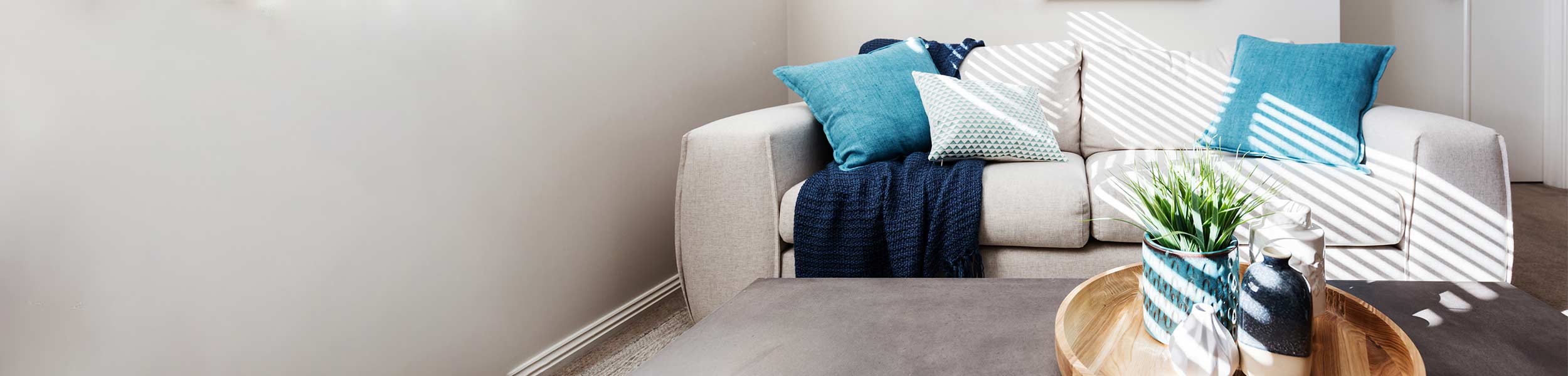 living-room-with-turquoise-pillows